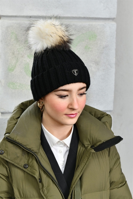 Pom Pom Beanie - Sort - Artic - Raccoon